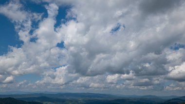 Mavi gökyüzü ile güzel dağ manzarası