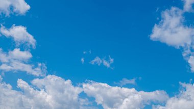 Mavi gökyüzü, beyaz bulutlar sabah.