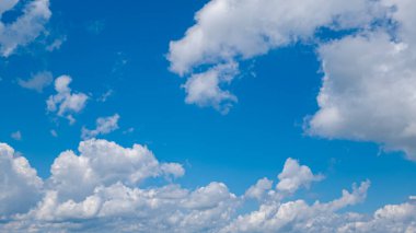 Pofuduk bulutlu mavi gökyüzü