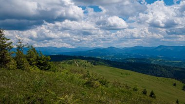 Karpatlar 'daki dağların güzel manzarası.