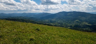 Dağlık ve bulutlu yaz manzarası