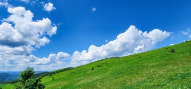 Yeşil dağ ve mavi gökyüzü