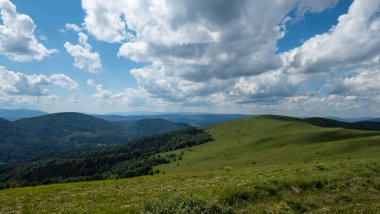 Dağlı bir manzara ve Karpatlar 'da bulutlu bir gökyüzü..