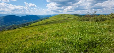 yeşil çayır ve dağ tepeleri