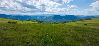 Dağlardaki güzel yaz manzarası.