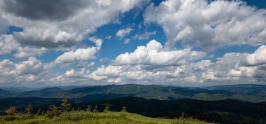 Karpatlar 'da bulutların ve dağların olduğu güzel yaz manzarası
