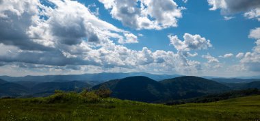 Bulutlu güzel yaz dağları
