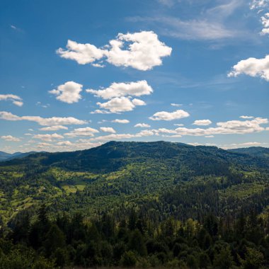 güzel manzara mavi gökyüzü ile
