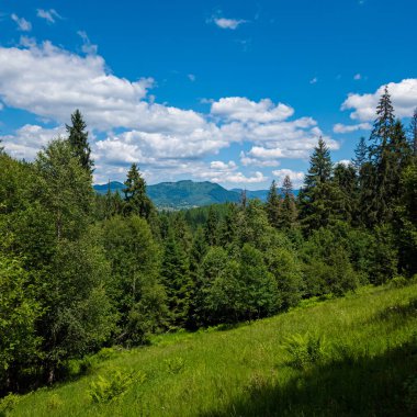 Mavi gökyüzü ve bulutlu dağ manzarası