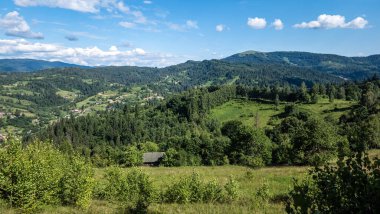 Yaz zamanı Karpatlar 'ın dağ manzarası