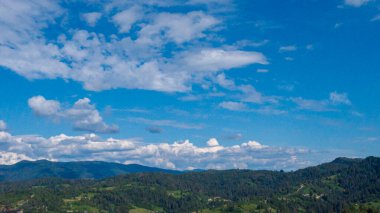 Bulutlu güzel dağlar. seyahat