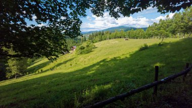 Dağlarda dağları olan güzel bir manzara.