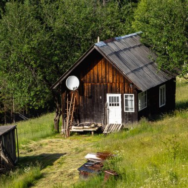 Dağlarda ahşap bir ev.