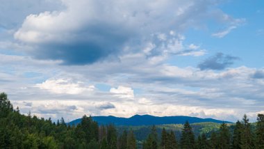 Dağların, ormanların ve bulutların güzel manzarası. yüksek kaliteli fotoğraf
