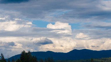 bulutlu ve dağlı güzel bir manzara.