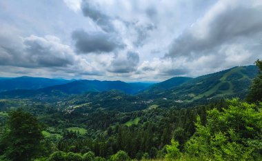 Yazın Karpat Dağları 'nın muhteşem manzarası