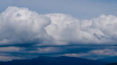 Mavi gökyüzü arkaplanındaki beyaz bulutlar