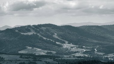 Dağları ve bulutları olan güzel bir manzara