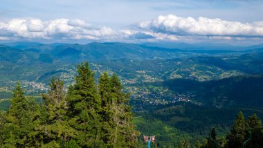 Karpat Dağları. Yaz mevsiminde güzel bir dağ köyü. ukraine