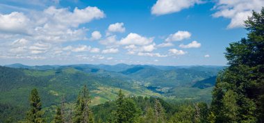 Dağlarda dağları olan güzel bir manzara.