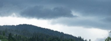 Bulutlu güzel dağ manzarası