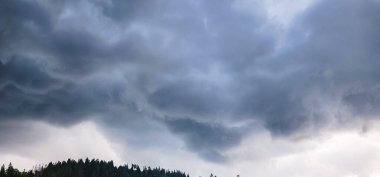 Bulutlu gökyüzü ile güzel bir manzara