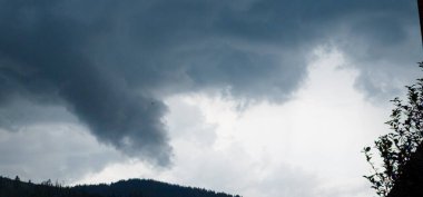 Yağmurdan önce fırtına bulutları