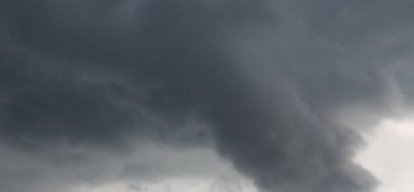 Gökyüzünde kara bulutlar