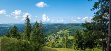 Karpat Dağları 'nın tepesinden dağa manzara