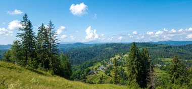 Ormanı ve mavi gökyüzü olan güzel dağ manzarası