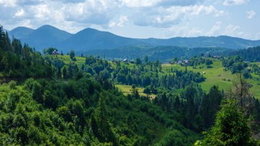 Arka planda dağ sırası olan güzel bir manzara..