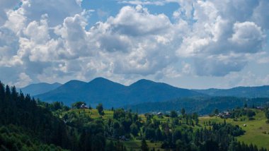 Mavi gökyüzü ve bulutları olan güzel dağ manzarası
