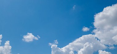 Mavi gökyüzü ve arka plan bulutları. doğa arkaplanı.