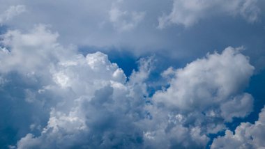 Beyaz bulutlu mavi gökyüzü