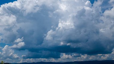 Beyaz bulutlu mavi gökyüzü