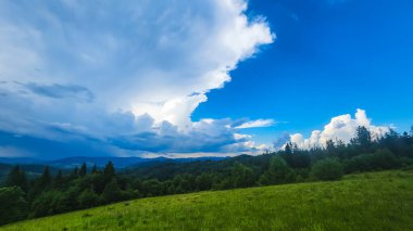 Bulutları ve mavi gökyüzü olan güzel bir manzara.
