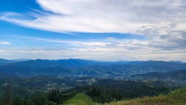 Dağları ve bulutları olan güzel bir manzara