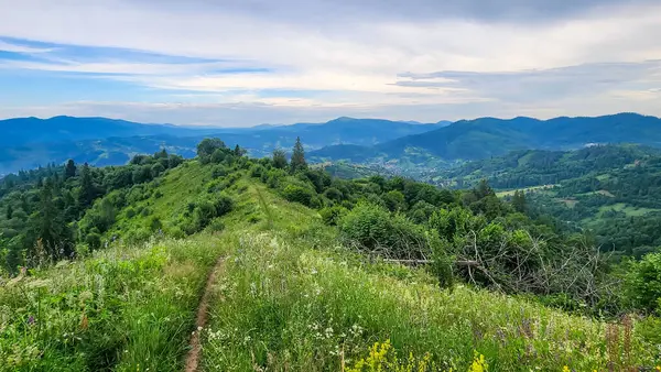 Dağları ve bulutları olan güzel bir manzara