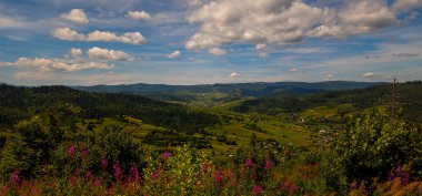 Akşam vakti Karpatlar 'ın dağ köyünün manzarası