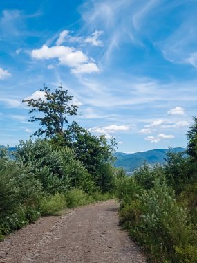 Mavi gökyüzü ile güzel dağ manzarası