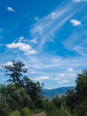 Dağları ve mavi gökyüzü olan güzel bir manzara.