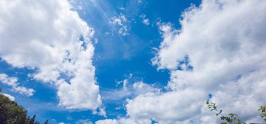 Mavi gökyüzü arkaplanındaki beyaz bulutlar.