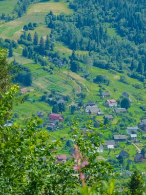 Karpat Dağları'nda Köyü