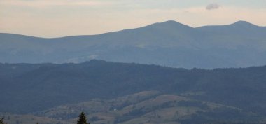 Mavi gökyüzü ve bulutlu güzel dağlar