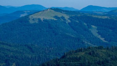 Dağ sırası olan güzel bir manzara.