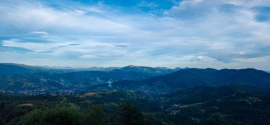 güzel manzara orman ve dağlar