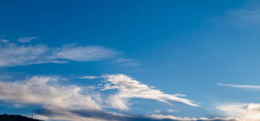Beyaz bulutlu mavi gökyüzü, arka plan