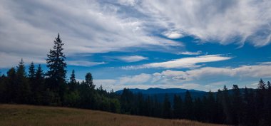 Dağlar ve gökyüzü ile güzel manzara