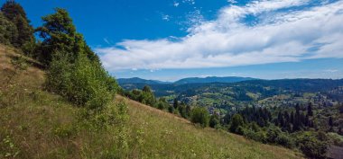 Dağın tepesinden manzara, Karpat dağlarında bir tepenin üzerinde ormanı olan güzel bir manzara, Ukrayna..