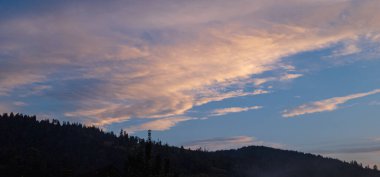 Dağın üstünde güzel bir gün batımı